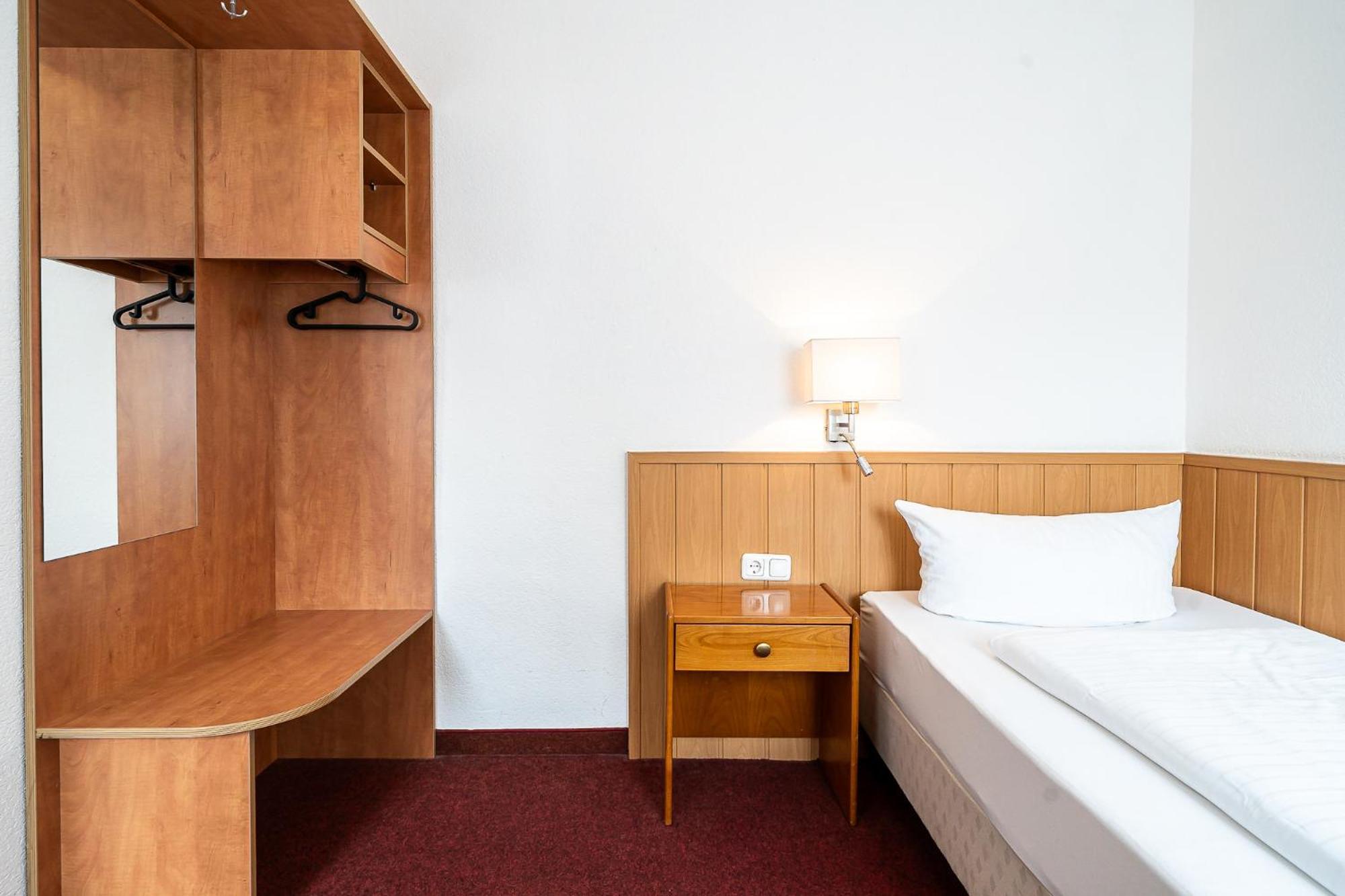 Sleepbeeone Wilhelmshaven Hotel Exterior photo